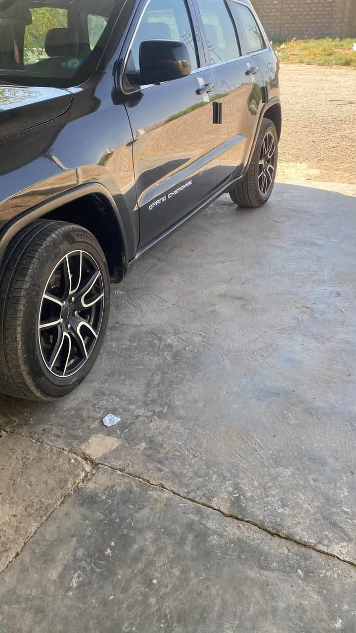 جيب سوميت ٢٠١٥ لون اسود رقم بغداد
محرك 3.6 ستة سلندر 
شاشة صغيرة 
كير طيارة 
محرك وكير وشاصي مكفول 
حادثهه جاملغ خلفي والبابين جهة السايق كلير 
السعر ١٧٥ ورقة 
للتواصل الاتصال على الرقم ***********
