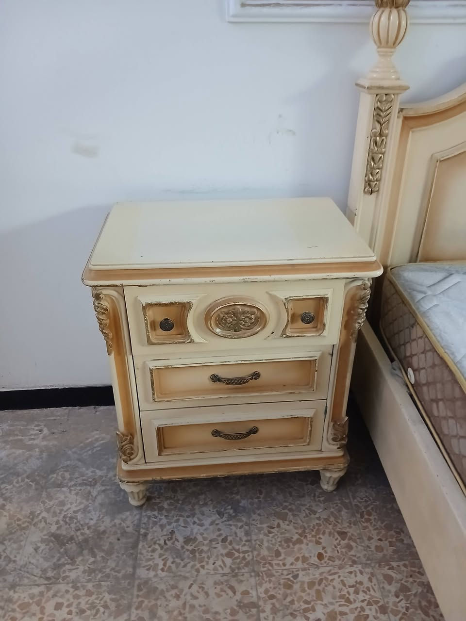 ملاحظه التصوير من داخل المخزن 

غرفة خشب زان مصري ثكيل اصلي
7 قطع
قياسات الكنتور ( 6 بيبان )
العرض 3 امتار و نص
الارتفاع مترين و 60cm
العمق 50 سم

الغرفه ببغداد و عدنه توصيل اذا جنت قريب على بغداد يعني المحافظات القريبه

سعر الغرفه 3 ملايين و نص و بيها مجال نتعامل عالسعر طبيعي

للاستفسار اكثر راسلني على الواتساب ***********
