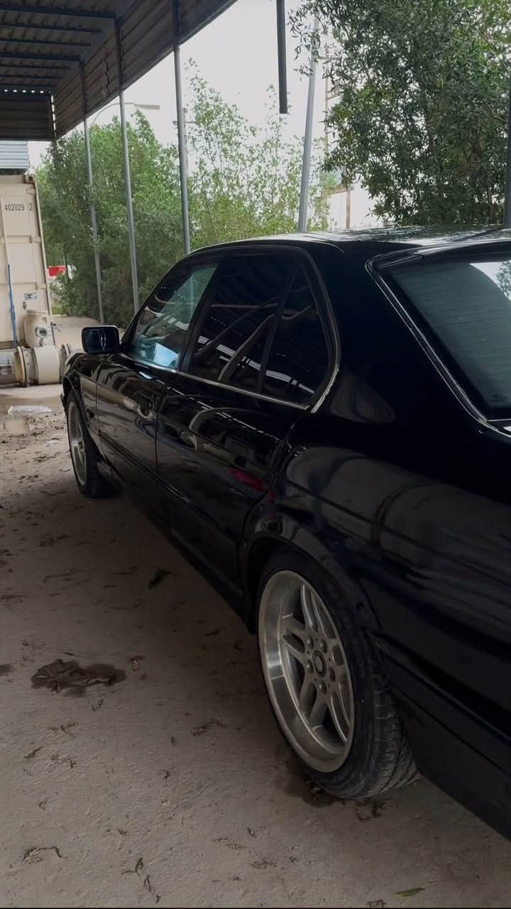 سيارة bmw 525i اصل وفصل بليتة وسنوية
- ميكنة جديدة صارلها 15 يوم 25 مسكر تك فانوس 
- كير اوتوماتيك
- صبغة جديده 
- داخل اسود وصاج الغرفه كلش حلوه ونضافة 95٪ 
- عليها سستم سماعات بدون دمام من مركز تيزاب 
- ويل كب ام 18 توسايز 
- سيارة كامله مابيها اي نقص 
- حدادية اماميه جديدة 100٪ 
- حدادية خلفيه 80٪ 
- منظومه زنون ثلجي جديد 150$
-رقم بغداد مداور ثاني يوم 
يعني السيارة مابيها نواقص ترايك وين ماتريد 
مكاني حله ***********
