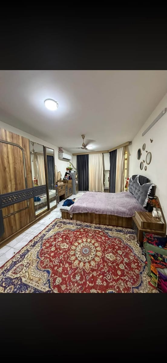 السلام عليكم
بيت ١٥٠ متر
شعب ضباط خلف كلية الامام الكاضم
 طابق الاول مطبخ حار بارد استقبال حولي
شلال داخل للبيت وغرفة نوم وصحيات داخلية وخارجية
طابق ثاني ٣ غرف نوم وصحيات
طابق ثالث مخزن +غرفة سندويج
سعر ٤٢٥ بية مجال
***********يرهم مراوس مع لفرق
