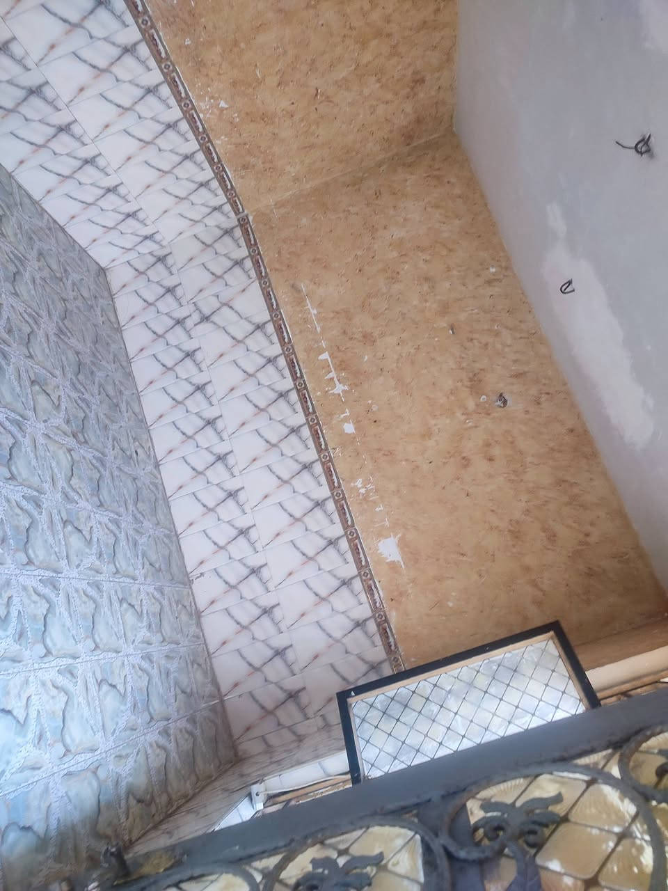 سلام عليكم بيت للبيع مقابيل النازحين 
استقبال وغرفه وصاله ومطبخ وصحيات 
م 150 انزال 20 سعر ب35وبي مجال 
‏‪***********‬‏
