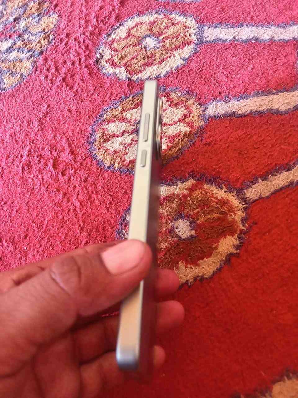 الجهاز الظاهر في الصورة هو POCO X7 Pro.
​مواصفات الجهاز (المساحة والذاكرة)
​سعة التخزين: 512 جيجابايت (يظهر في الشاشة المتبقي منها مع التوسيع Virtual RAM).
​الذاكرة العشوائية (RAM): 12 جيجابايت أساسية + تدعم تمديد ذاكرة وهمية يصل إلى 16 جيجابايت إضافية.
​المعالج: MediaTek Dimensity 8400-Ultra (معالج قوي جداً مخصص للألعاب والفئات العالية).
​الشاشة: AMOLED بحجم 6.67 بوصة، بدقة 1.5K، وبمعدل تحديث 120Hz.
​الكاميرا: رئيسية بدقة 50 ميجابكسل مع مثبت بصري OIS + كاميرا واسعة 8 ميجابكسل، وأمامية 20 ميجابكسل.
​النظام: HyperOS 2.0 مبني على Android 15 (يظهر في الشاشة تحديث أمان أندرويد 2026).
​البطارية والشحن
​سعة البطارية: 6000 مللي أمبير.
​الشحن السريع: قدرة 90 واط HyperCharge (يشحن إلى 100% خلال حوالي 42 دقيقة).
​أداء الألعاب وعدد الفريمات (ببجي - PUBG Mobile)
​عدد الفريمات: يدعم خيار 120 فريم (120 FPS) في لعبة ببجي على إعدادات (Smooth)، أو 90 فريم بأداء مستقر وثابت جداً.‏ السعر 350 بي مجال مكاني ديالى الخالص ماعندي توصيل رقم التواصل بي واساب ‏‪***********‬‏

