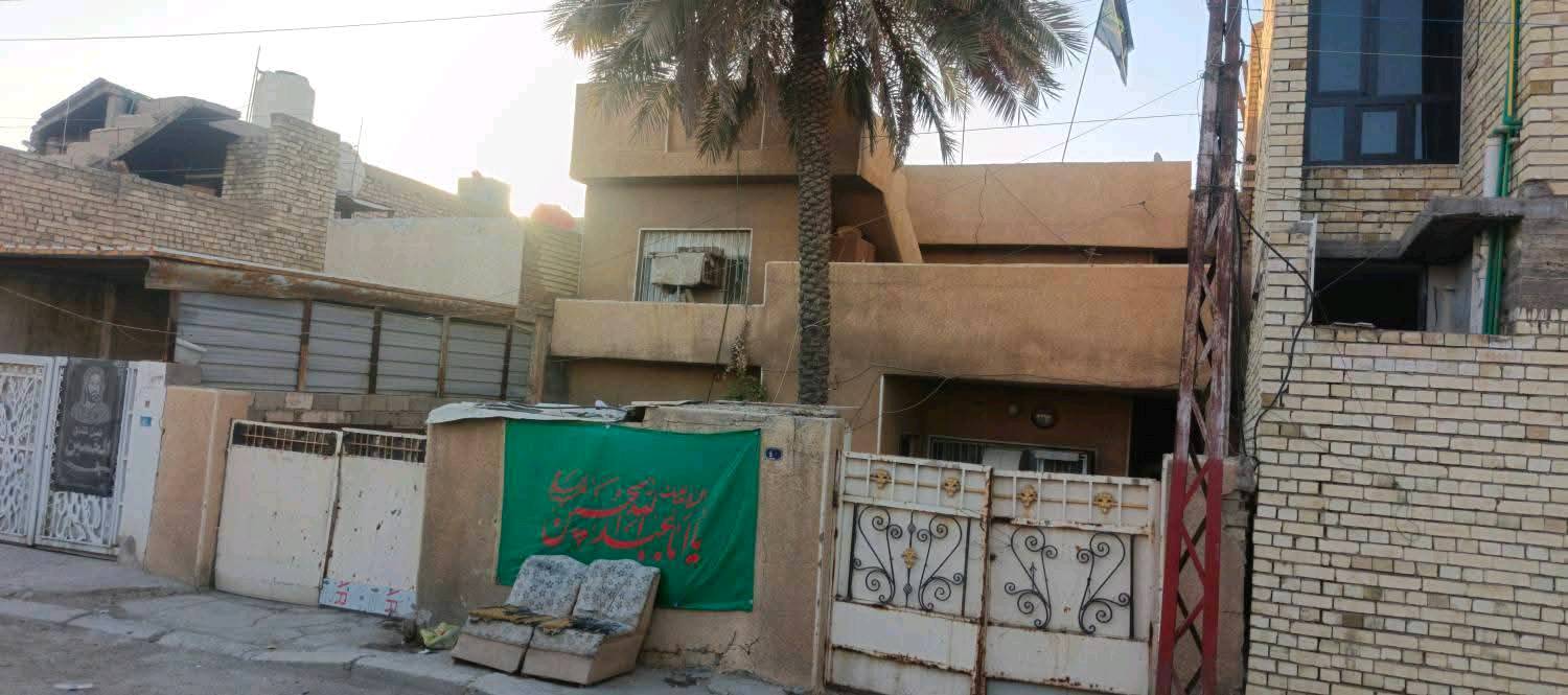 🏡 إعلان بيت للبيع 200 متر 🏡
#بسبب_وعود_كاذبه
السلام عليكم ورحمة الله وبركاته
🔹 بيت للبيع فقط 
البيت نظيف 
📐 المساحة: 200 متر مربع.
🏠 البناء: طابقان (بناء قديم).
🚗 يحتوي على كراجين 
ومدخلين.
الطابق الأول: 
✅ استقبال
✅ هول
✅ صالة
✅ مطبخ
✅ صحيات
✅ غرفة نوم
✅ ترك
الطابق الثاني:
 ✅ 3 غرف نوم
✅ سطحان
📍الموقع: أبو دشير – خلف السوق، 
📍قرب أسواق زرزور،
📍 شارع أسواق يوسف قبل الركن.
📞 للاستفسار: *********** أبو علي
*********** واتساب 
السعر: عند الاتصال.