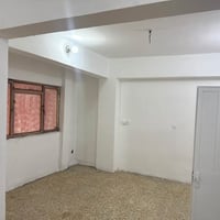 شقة للإيجار - طابق أول  المساحة 50 متر   تصلح سكني أو تجاري  تتكون من:...