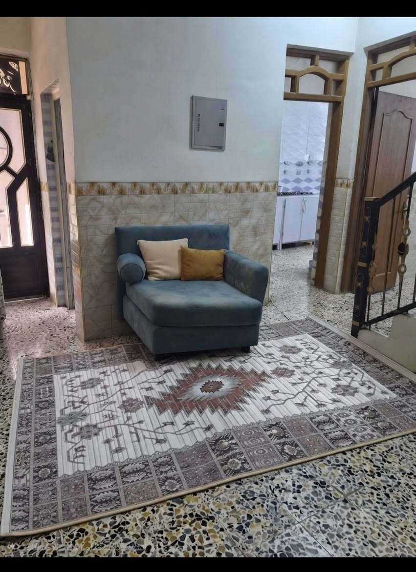 دار بناءه أكثر من ١٠٠ م تفاصيله من داخل كأنما أكبر من  ١٠٠  . بناء،١١٤م تقريبا .
 بناء متعوب عليه. جميع مواد بناءه أصلية .
طابقين كاملات ،، بيتونه وسطح و٤ غرف نوم واحدة بالطابق الأول و٣ بالثاني و٣ صحيات واستقبال وهول ومطبخ وطارمة ومنور
البيت على الشارع في بداية منطقة معمل ورق ميسان بناء زين وخارطة مهندس مرتبة حسب راحة اهل الدار ومنظمه لإستغلال المساحة ووسعه . حتى ابواب الصحيات مو بوسط الصالة 
السعر ٩٣ وبه مجال 
الشراي يتصل على الرقم ***********
