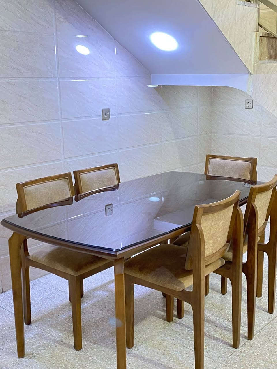 ميز طعام • ثقيل جدا • للبيع