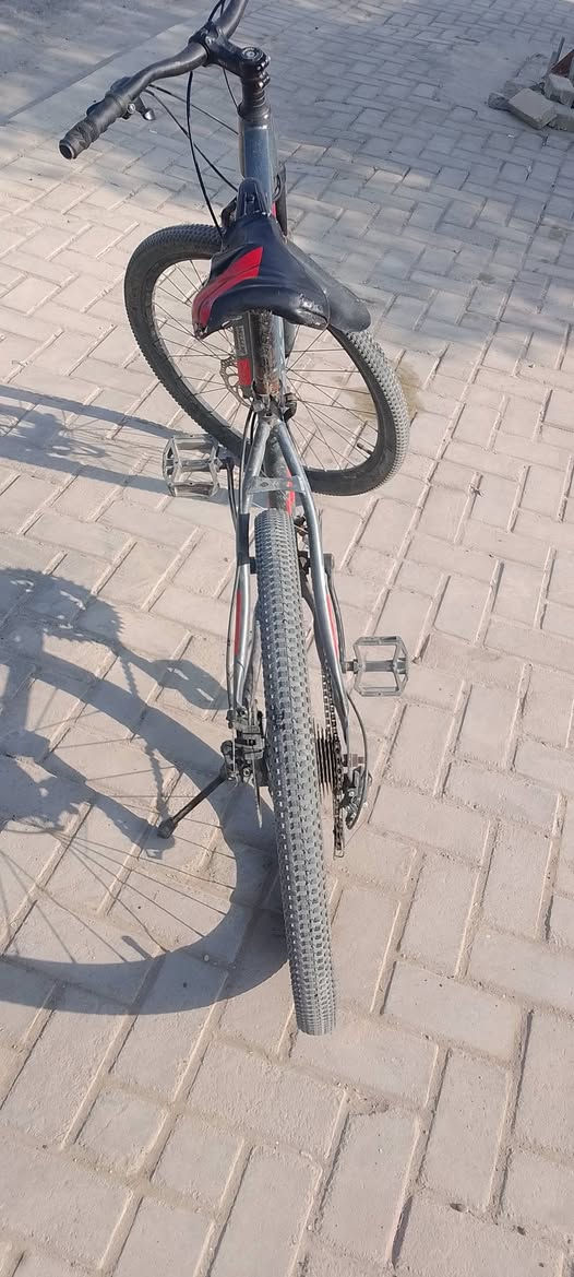 باسكل جبلي
نظافته 90/100
الباسكل جديد استخدمته لمده 45 يوم يعني بعده نظيف
الباسكل نوعيته امريكي 
الباسكل شركته BlCYSTAR
امختم من كل النواحي من الاستيرن الحد التايرات 
التايرات ما امبدله مالاته الاصليات مال شركه 
والاجوابه هم مالاته الاصليات مال شركه 
الباسكل حجم 26 
دبلاته شغاله 100/100
ابريكات شغاله 
مكينه عكرب كير 7x3
جاملاغات اصليه مال شركه 
باسكل نظيف جدا جدا 
السعر 135 وبي مجال بسيط حك الجيه 
*********** واتساب فقط أو ماسنجر
