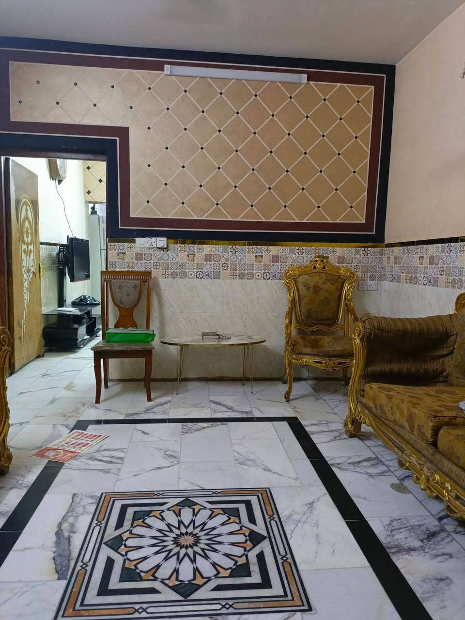 بيت للبيع مقابل مستشفى المؤيد ومطعم المندي موقع مميز في حي اور  90 متر
الواجهة 4.50م نزال 20 م
بناء قبل عشر سنوات يحتوي على كراج صالة هول
مطبخين وخدمات و ترك  خلفي
غرفتين  في الطابق الثاني  سطحين 💐 سعره ١٩٥ بيه مجال للتفاوض حي اور مقابل مستشفى المؤيد ومطعم المندي  
للاستفسار اتصل [ *********** ]
