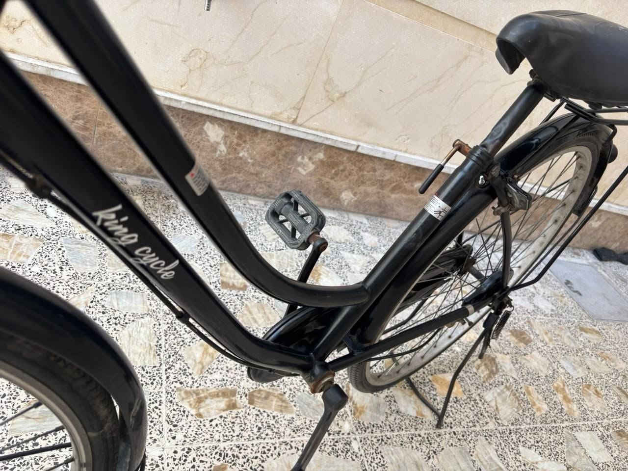 السلام عليكم بايسكل بناتي جديد الله شاهد مابي اي نقص كامل مكمل بريكات امامي خلفي كله شغال وبلادي بايسكل كله بلادي مملعوب بي سياقته حلوه ومريحه ماصر هواي من نزل من الحاويه مكاني بغداد السيديه 
*********** السعر خاص للشراي
