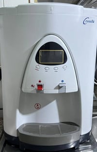 براد وفلتر ماء منزلي من ماركة كريستلو (Crystello)، وهو جهاز متكامل يجم...