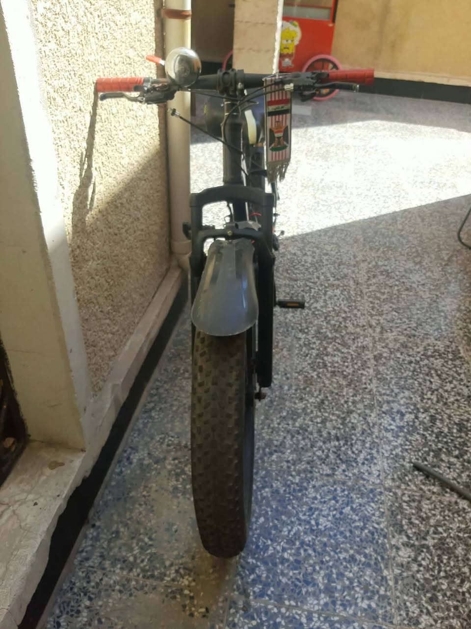 سلام عليكم هاذ لبايسكل للبيع سعره ١٥٠ قفل بكان بغداد ليريد يتواصل على هاذ رقم ***********
