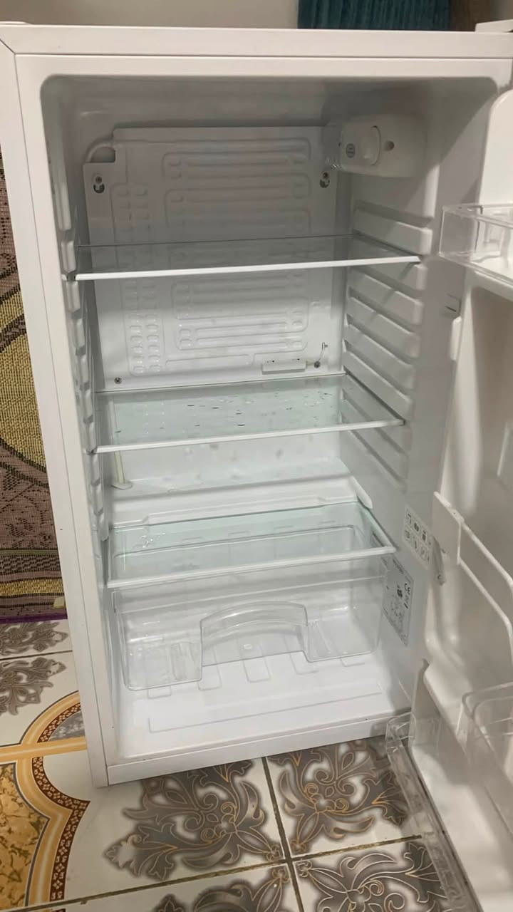 ثلاجه للبيع جديده 
سعر 140 بيه مجال
مكان نجف 
***********
