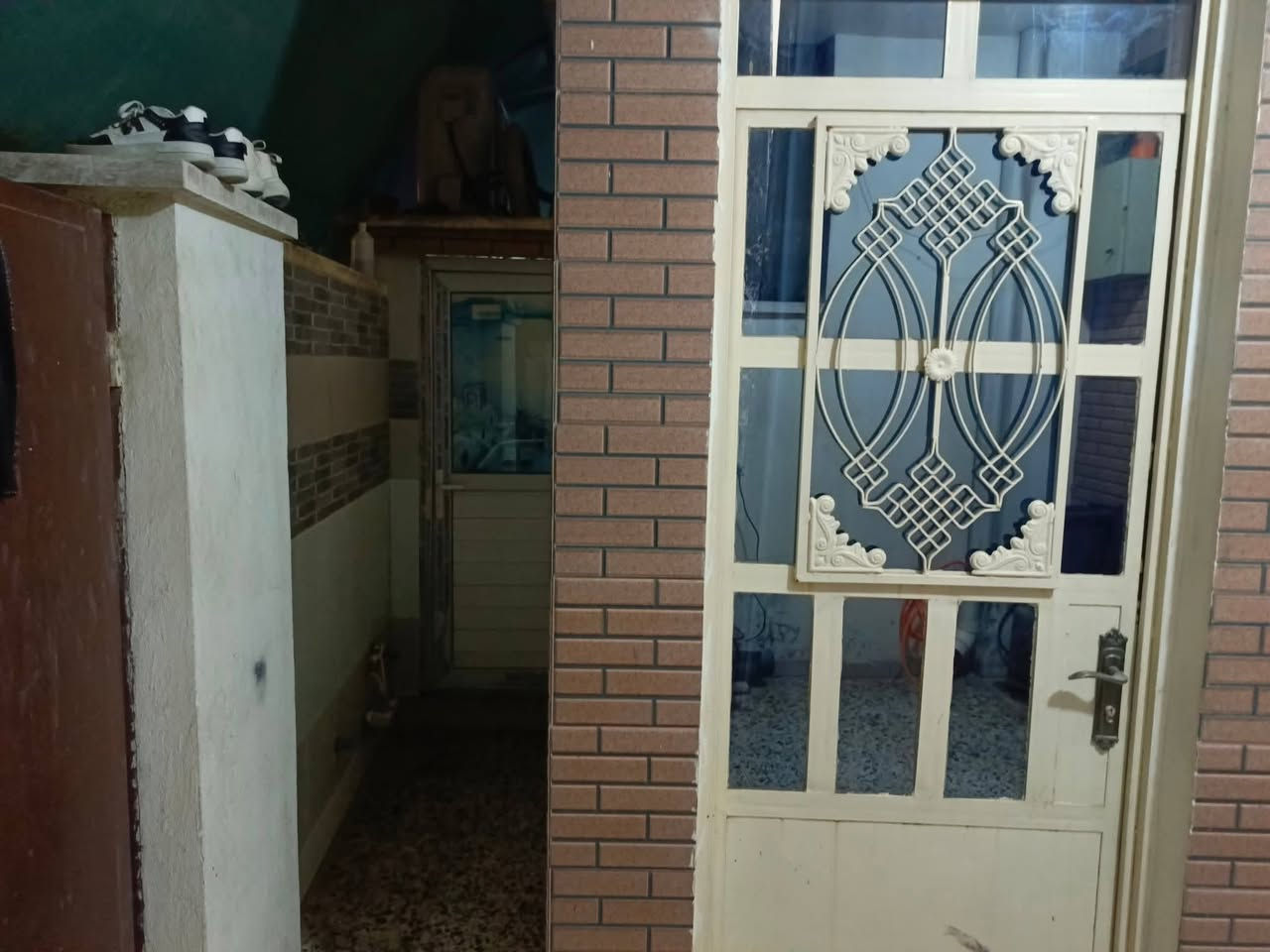بيت للبيع الزعفرانية دور الصحة الأولى زراعي قرار 25 المنطقة تبليط ومجاري ومي جميع الخدمات موجودة مساحة 117متر ستقبال وغرفتين نوم وصاله ومطبخ وحمام عدد 2 سطح شتايكر البيت طابق واحد جاهز للاستفسار الاتصال على الرقم الموبايل *********** غير متواجد على الفيس بي  واتساب سعره 110 وبي مجال شي قليل
