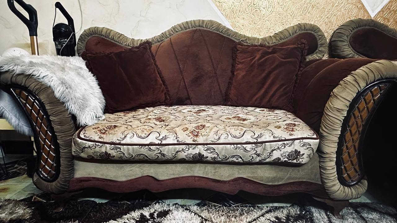 السلام عليكم غرفه خطار للبيع بحاله ممتازه وبسعر مناسب شامله التخم والزوليه والبردات والبراكيتات والثريات والطبلات مكاني بغداد حي الجهاد للا ستفسار ***********
