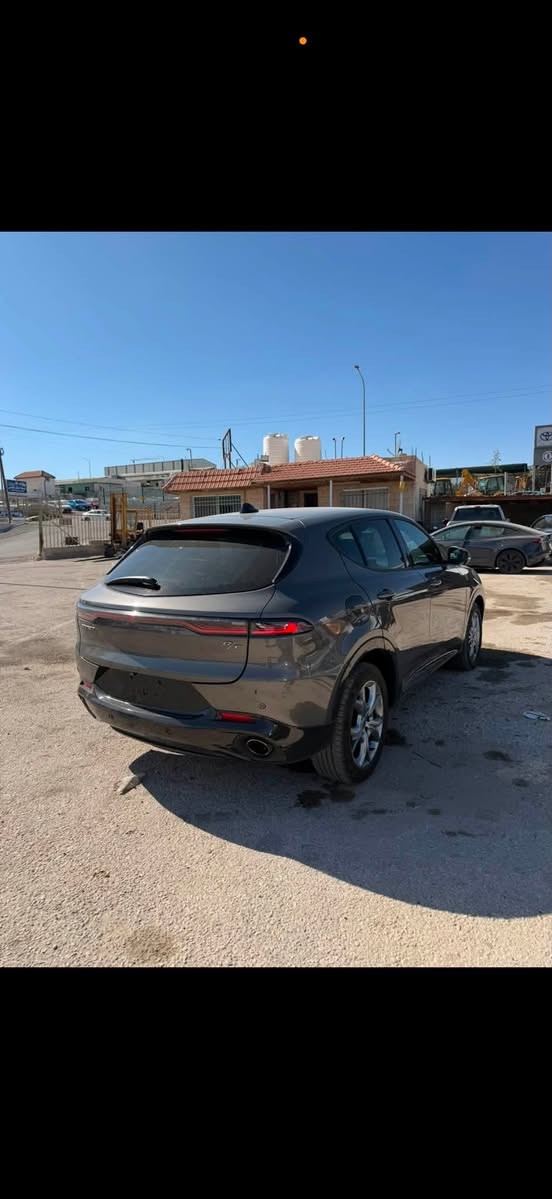 ⭕️للبيع ⭕️
دودج هورنت هايبرد بدون حادث
السعر اخر المنشور 👇🏼

‏Dodge hurnet R/T( blug-in-hybrid )
موديل :2024 
حجم المحرك : 1.3 لتر توربو 4 سلندر 
الكير : 9 سرعات 
نظام الدفع : فور ويل (AWD)

⭕️المواصفات : 
كشنات ألكنتارا
تحكم الكشن كهربائي 
تدفئه بالكشنات 
تدفئه بالستيرن 
دخول ذكي 
مرآة جانبية شفط + اشارة + رادار + هيتر 
شاشة كبيرة تدعم Android و Apple CarPlay 
رادارات امامي + خلفي 
 نقطة عمياء + خروج عن المسار + مثبت سرعة 
شحن لاسلكي Wireless
حساسات و كامرة خلفية 
ويل حجم 18 
ألخ...

⭕️ملاحظة : السيارة بدون حادث بدون صبغ بدون ايرباك 
⭕️مكان السيارة : بغداد دخول جديد رقم اربيل 
⭕️للأستفسار : خاص او واتسآب /***********
⭕️صور الحادث 👇🏼

السعر / 15000$ وبي مجال بسيط
