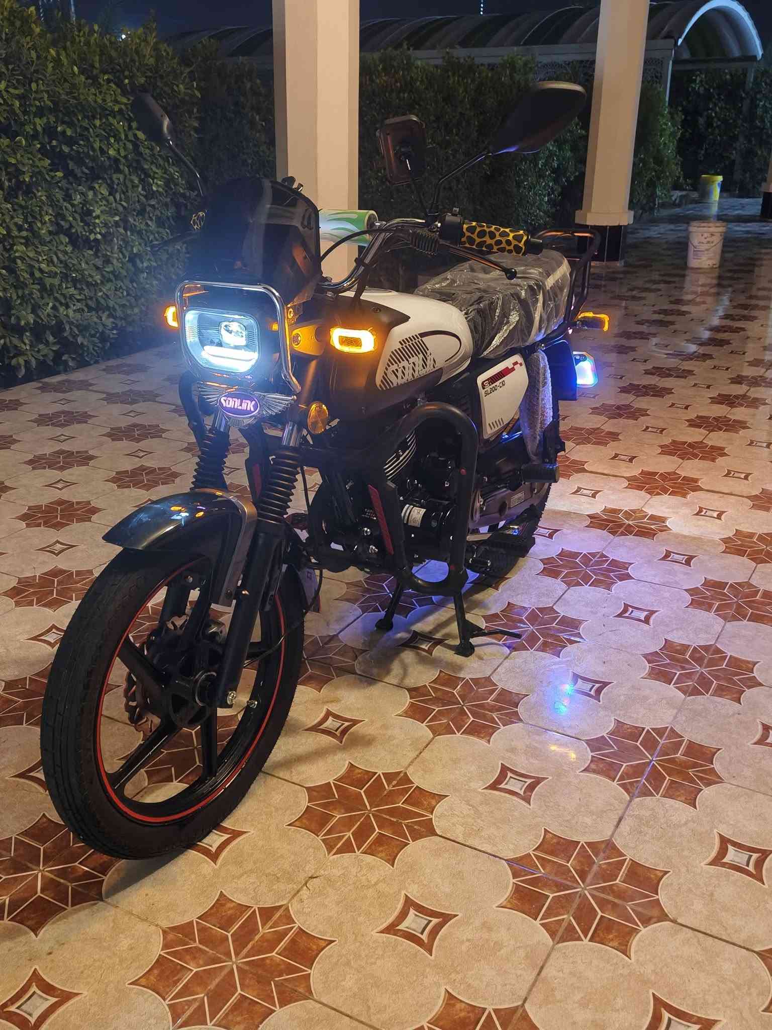 السلام عليكم
للبيع موتور سونيك موديل 26 شكل 27 دراجه زيرو ما ماشيه صار لي ست ايام مشديتها دراجه خير من الله نظيفه مقفوله كفاله عامه على وضع الزيرو بعد لا لون الشركه عليها دراجه ناصبه ومعدل وشلعه ومكينه 200 دراجه خير من الله ورقم هناقصها بعدها على وضع الزيرو السعر مليون و 75 وبيها مجال للشراء العنوان جزيره الخالديه البوباني اتصال على هذا الرقم***********

