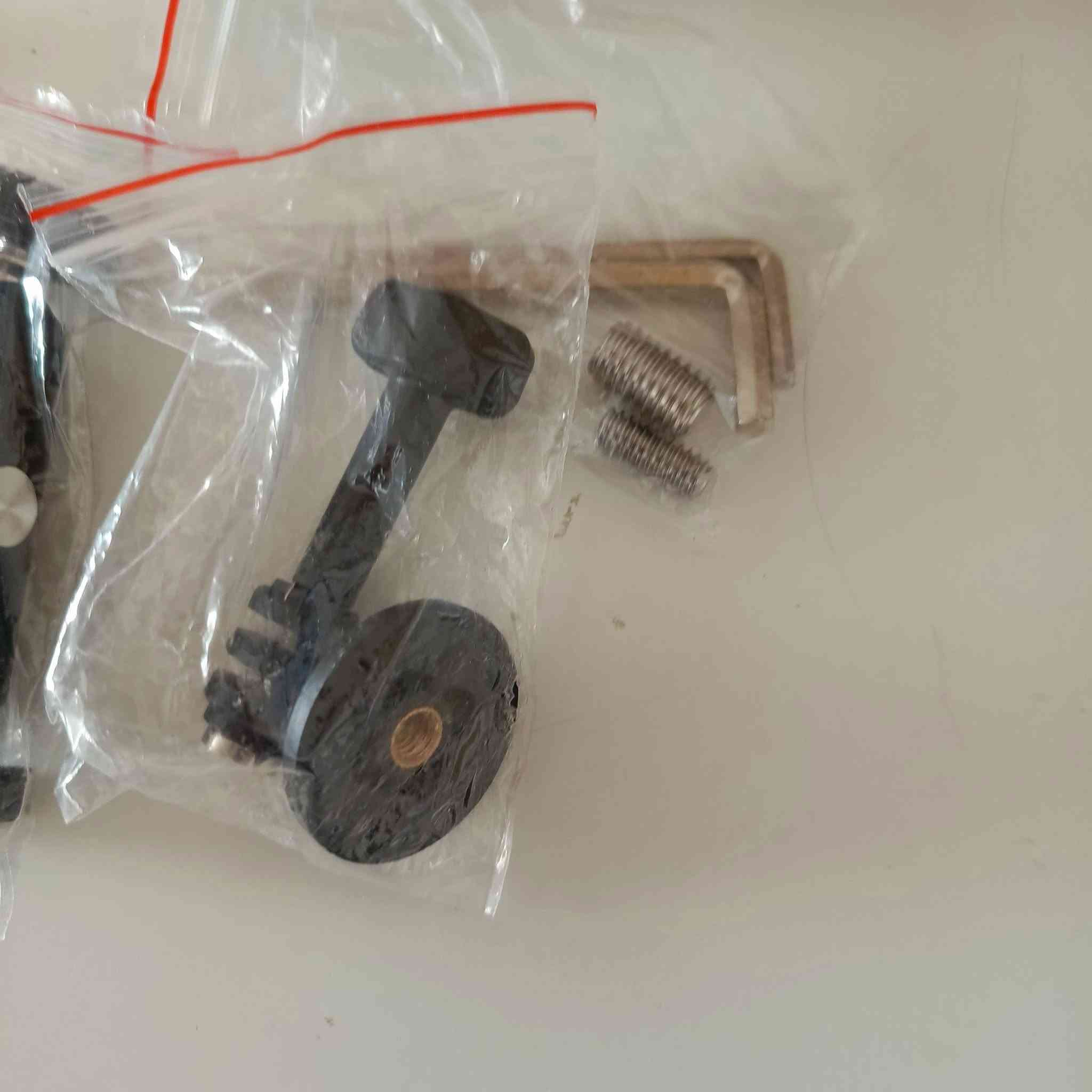 متوفر مثبت موبايل وكاميرات الاكشن وكاميرات التصوير من ماركة Neewer
ويستخدم للتثبيت على زجاج وبنيد السيارة
والاسطح المستوية بأمان عالي اثناء التصوير

السعر 20 
بوجد توصيل الى جميع محافظات العراق
امزون الديوانية للبث المباشر
