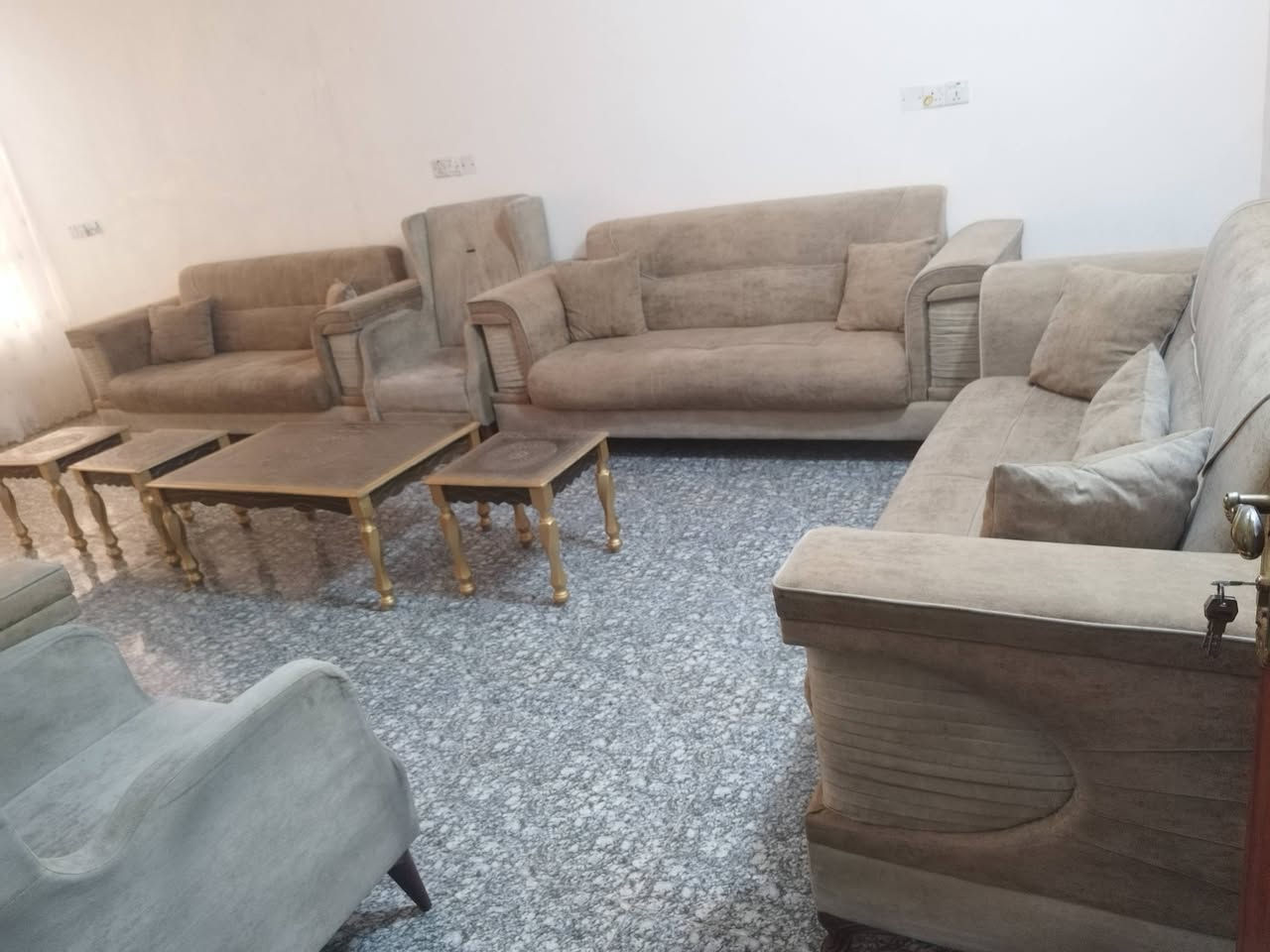 .تخم تفصال. درجه اولى ١٤مقعد مع. طبلات السعر ٣٩٠ نهايته
بس. جويه جكاره موضحه بلصوره 
 المكان ابو. غريب موجود توصيل بكروه 
***********

