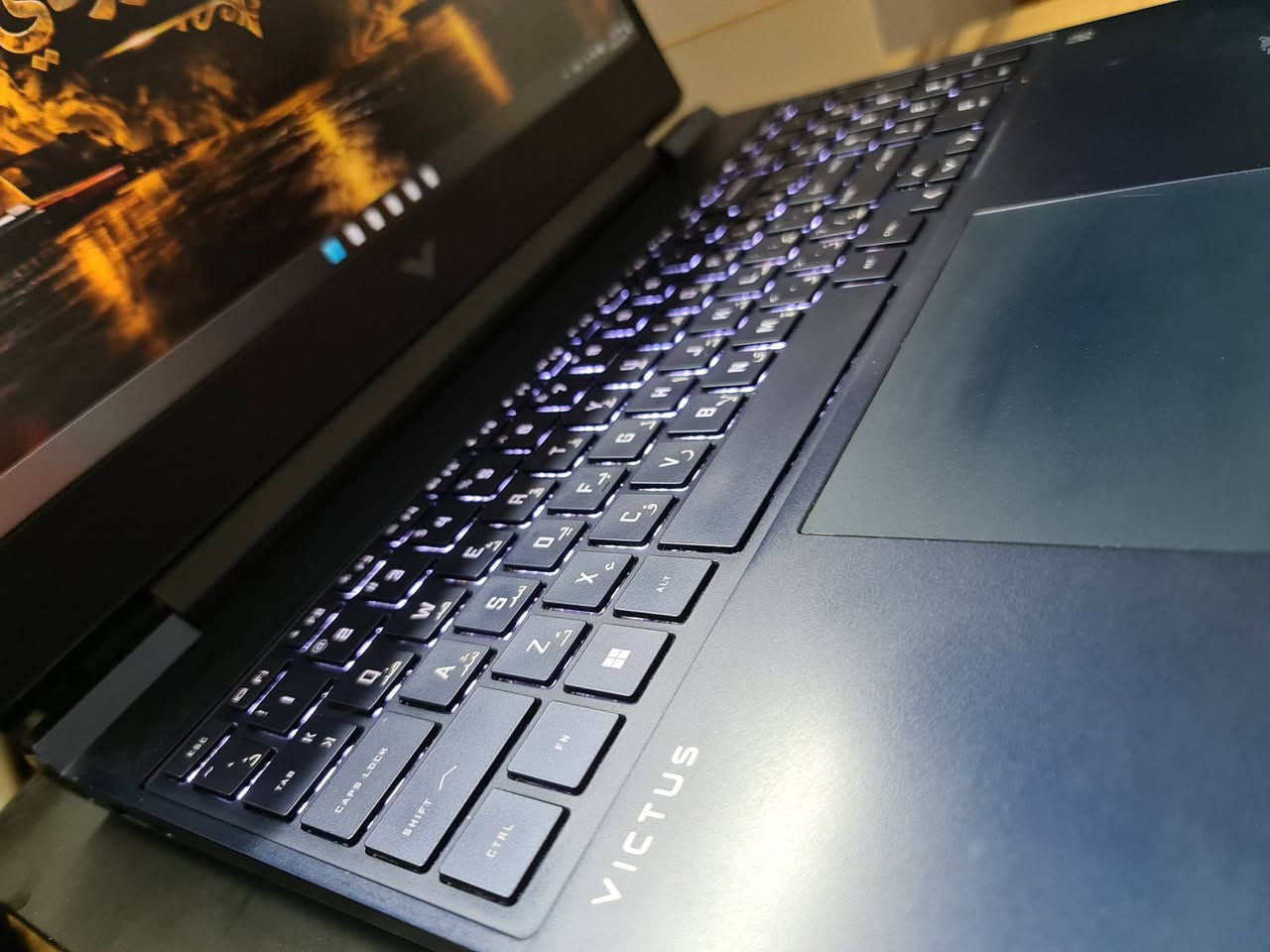 السلام عليكم شباب
لابتوب الكيمنك من HP نسخه الVICTUS 15 GAMING 
الجهاز نضافه عاليه مع الكارتونه شرق اوسط مضمون من اي ملاحضه 
ياتي بعتاد احترافي

شاشه ١٥.٦ انش معدل تحديث ١٤٤فريم تغطيه الوان شاشه 100%SRGB حواف نحيفه

معالج خارق من انتل 
CORE I5-13Th Gen H 5.2GHZ TURBO BOOSTED WITH INTEL IRIS XE GFX 
من الجيل الثالث عشر فئه H الاحترافيه بكرته المدمج القوي 

كرت ايضا منفصل من انفيديا 
RTX 3050-6Gb full WATT 
حجم ال6 كيكا اضافه خاصه لاعلى اداء 

رامات سعه 16GB وهارد M.2 سعه 512GB 
كيبورد ضوئي  وصوت ستيريو من دولبي اتموس 

تشوف اسم مرتضى اللوردي على اللابتوب يعني تشوف سعر ارخص من ارخص مكان ممكن ينعرض بي لابتوب 

السعر ٨٣٥ الف فقط 
بغداد قرب البياع و متوفر التوصيل 
تواصل***********
