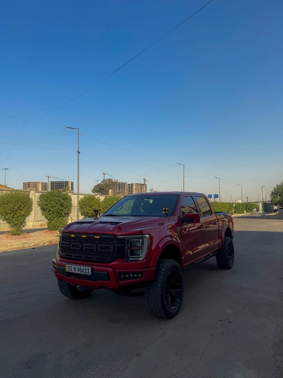 السلام عليكم فورد F150
الموديل 2023
الممشى 75,000 كيلو 
المحرك 3.5 تون توربو 
فور ويل AWD
المواصفات لاريت كير طرح 10 نمر لايت امامي متحرك مع الستيرنك شاشه كبيره كيج دجيتل كراسي جلد كهرباء  تدفئه وتبريد امكانيه رفع مستىوى دواسه الوقود اعلى مواصفات بدون بانوراما فقط 
عليها ترفيعه رف كانتري اصلي
اكزوزت رابتر كامل اصلي
بنيد شيلبي دركه كاربون 
كامل كماليات السياره اصلي 

حادث السياره تخريب بنيد وجاملغ وباب والسقف موضح بلصور بدون ايرباك ابيع السياره بسعر صبغ عام سعرها مناسب وقابل للتفاوض 
السياره جاهزه على اخر حبه 
السعر :27,000$ وبيه مجال 
مكان السياره بغداد 
للاستفسار ***********
