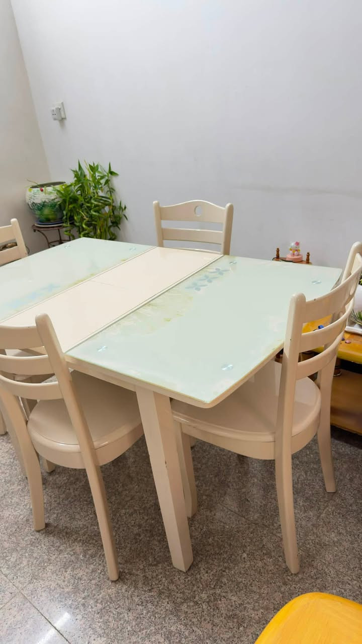ميز + اربع كراسي سعره 95  مكان بغداد حي الجامعه
***********

