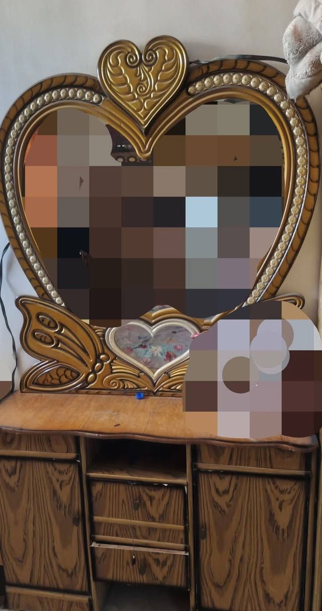 غرفة اخشاب عراقية  شغل مرتب ومميز ومناسبة 
الحالة جيدة جداً تتكون من ميز وزاوية وسرير نفرين(بدون دوشك) مع التاج والكنتور وجزامة احذية وكومديات 2 صغير 
📌 السعر 200 الف وبي مجال 
مكاني بغداد الدورة 
***********
