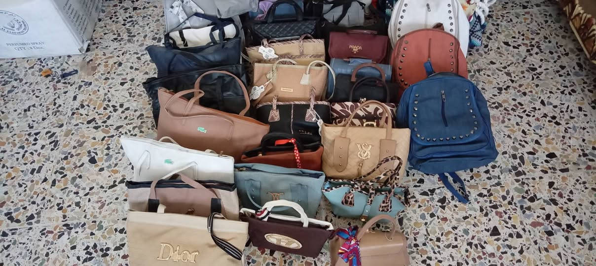 السلام عليكم للبيع شلعه وحده جنط واحذيه نسائي للاستفسار التواصل *********** العنوان بغداد

