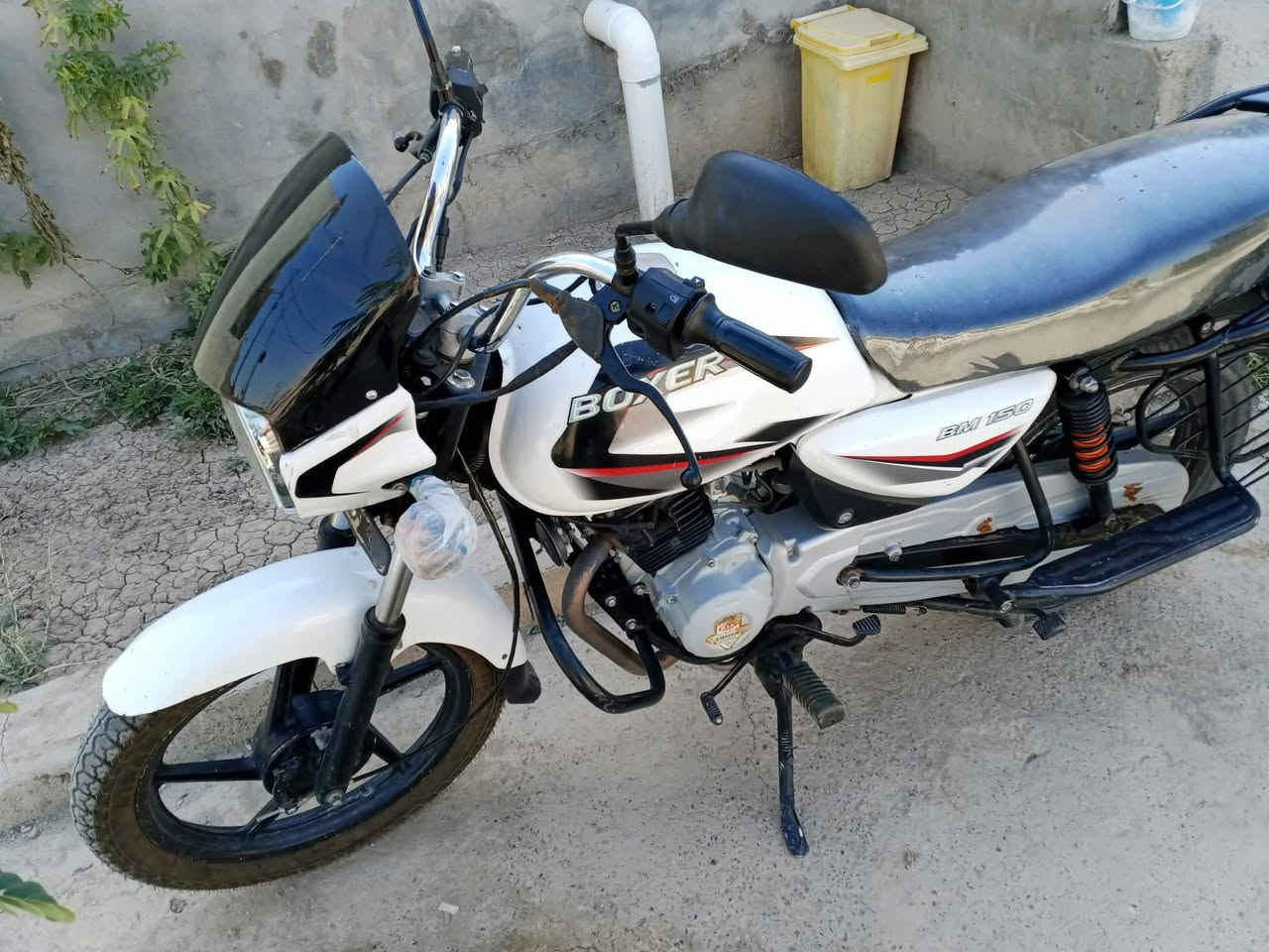 السلام عليكم دراجه بوكسر للبيع موديل 21 اوراق بيها كامله كهربائيات كلها شغاله شرط الفحص الترقيم باقيه بس البصمه مكينه مفتوحه مجفته جديد شركه تخم تايرات بيها سعرها 1150 بيها مجال مكاني شهربان لاتصال على الرقم التالي ***********

