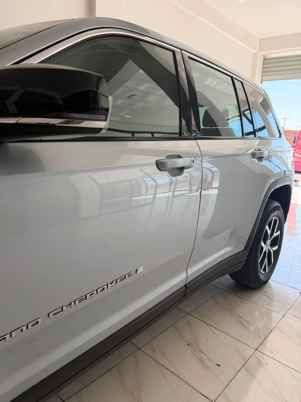 🚨 جراند شيروكي 2024 Limited | وارد أمريكي 🇺🇸
• 4×4 فور ويل
• ماشية 60 ألف كم
• فول مواصفات
• رقم بغداد
• حادث جانبي — تبديل بابين وجاملغ
• 3 رصعات بالباب عكس السائق
• رصعة خفيفة جداً بحافة البونيت
• السيارة نظيفة كلش وما بيها نقص

💰 السعر: 290 $
🤝 مجال بسيط
بيع او مراوس 

📞 ***********
