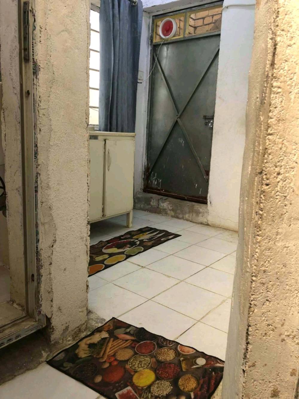 بيت للايجار طابق ثاني معزول غرفه وصاله ومطبخ وتواليت وسطح ايناسب عائله ازغيره نفرين بدون دلالية جاهز للسكن بالدورة بيت جديد ونظيف إتصل واتساب *********** ب 300 ايجاره