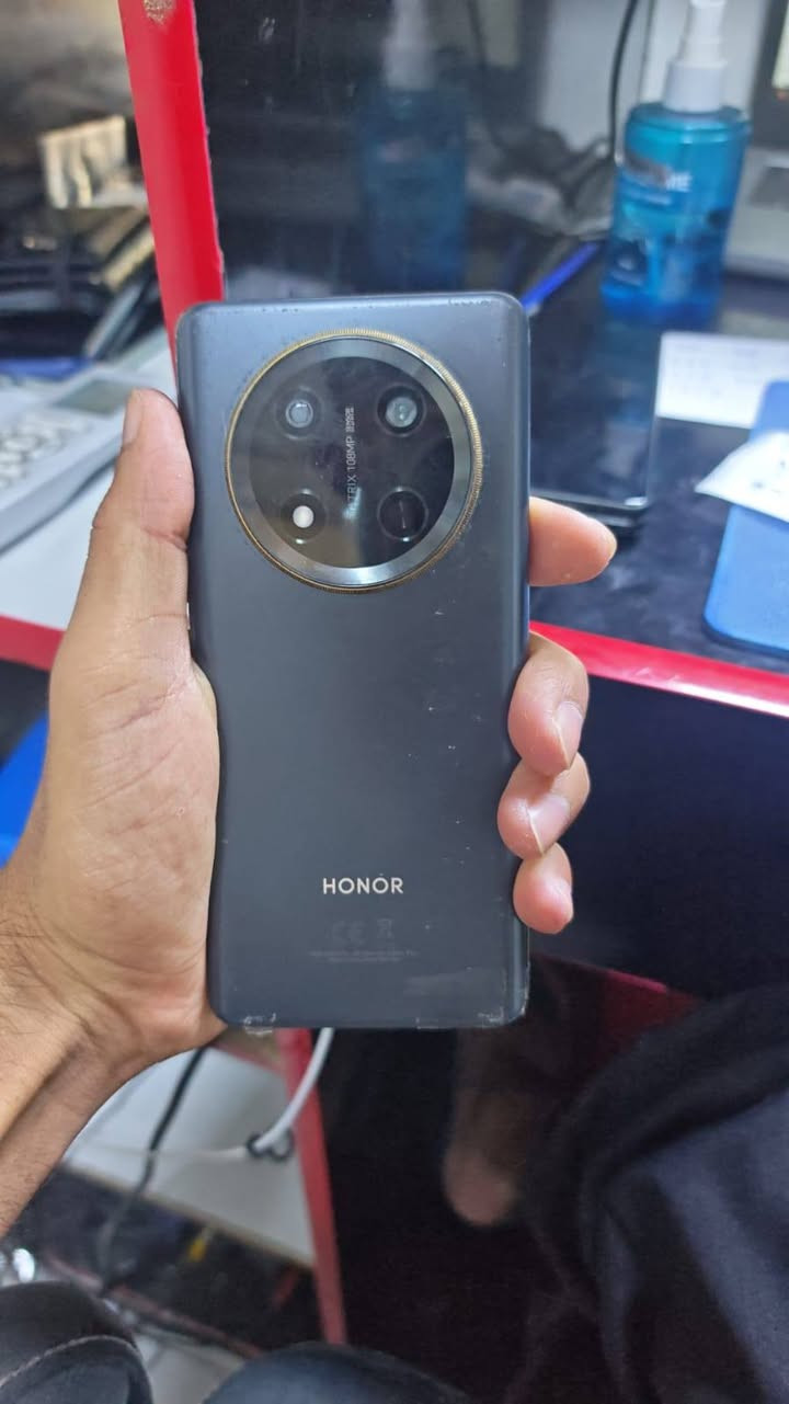 هونر x9c
الجهاز نضيف مابي شي بس فقط ضربة بالشاشة بسيطة ومبدل بطارية سابقا .. 
حاليا الجهاز بي مشكلة درجة حرارة منخفظة مشكلة بالبورد يعني تصلح عادي 

السعر 150 وبي مجال 

راسلني خاص او على الرقم واتساب
العنوان بغداد 
***********

ملاحظة ابيع على هلحطة على هلوضع

نص مكتوب في الصور:
- حول الهاتف MagicOS 10 المعالج المركزي Snapdragon 6 Gen 1 اسم الجهاز HONOR X9c ذاكرة الوصول العشوائي ١٢ غيغابايت ١٢+ غيغابايت Honor RAM Turbo شاشة بتقنية حماية البصر من Honor ٢٧٠٠ × ١٢٢٤ بطارية السيليكون والكربون mAh 6600 وحدة التخزين الداخلية المساحة الفارغة ١٩٣.٢٨ غيغابايت الإجمالي ٢٥٦ غيغابايت
