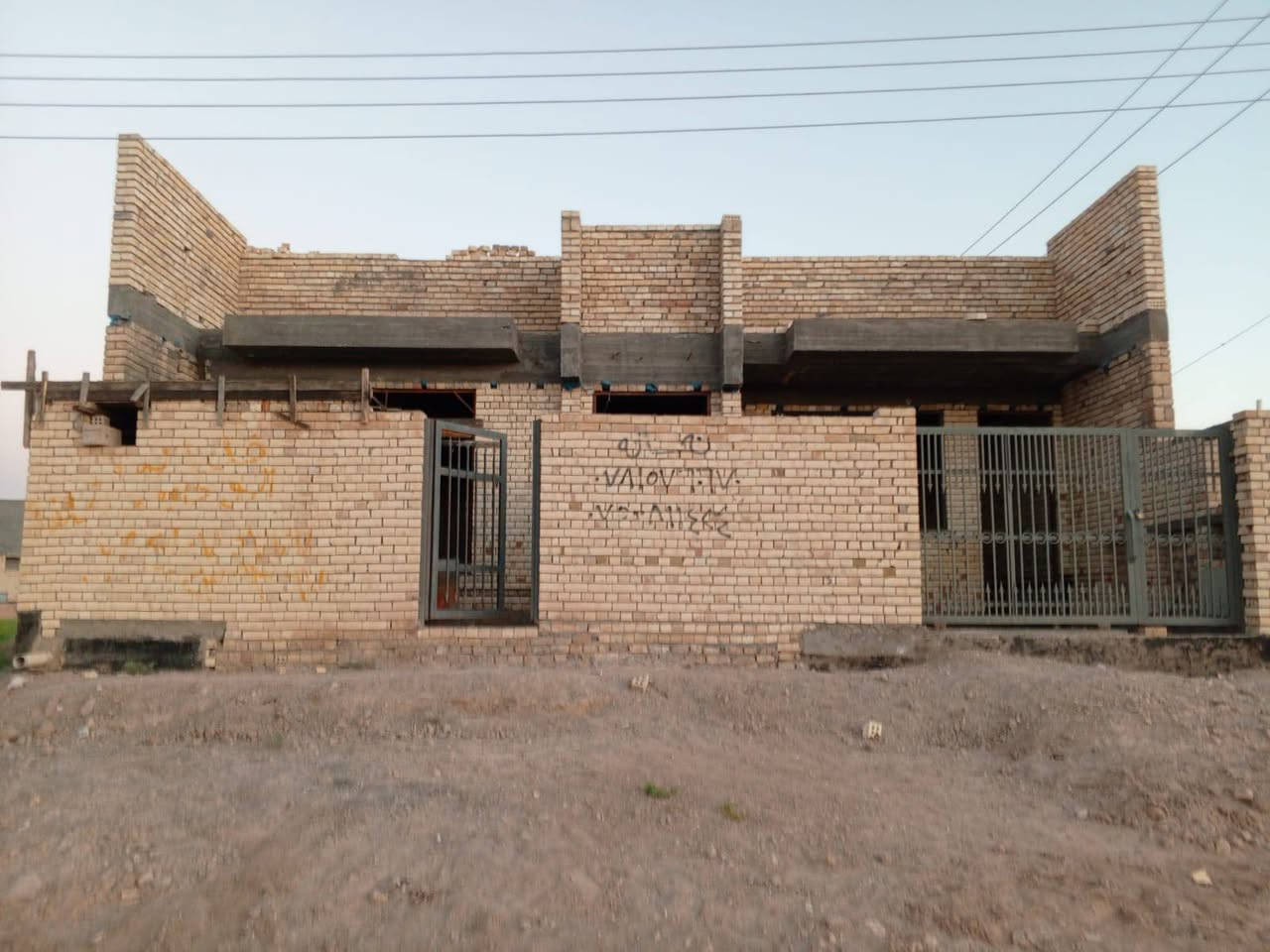 بيت هيكل للبيع او مراس بقطعة وفرق ركن شارع20*15على ساحة بال22 كامل ماء ومجاري السعر 130وبي مجال رقم ***********
