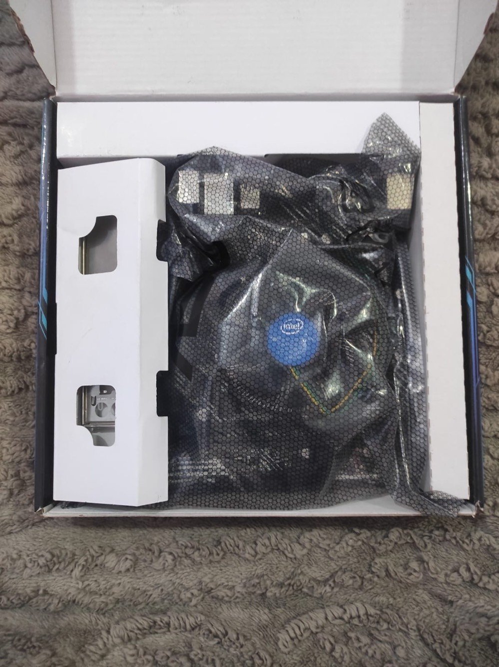 للبيع — قطع PC مستخدمة معالج+مذربورد+رامات16gb
المعالج:
Intel Core i5-10400F
6 Cores / 12 Threads
مع الكولر الأصلي Intel.

المذربورد:
ASUS PRIME H510M-K
Socket LGA1200
تدعم معالجات Intel الجيل العاشر والحادي عشر.

الرام:

T-FORCE ELITE DDR4
16GB (2×8GB)
3200MHz
Dual Channel

الحالة:
	•	جميع القطع مجربة وتعمل بشكل طبيعي بدون أي مشاكل.
	•	القطع نظيفة ومحافظة عليها.
	•	الكراتين الأصلية موجودة.
	•	الكولر الأصلي موجود مع المعالج.

 السعر: 320,000 دينار عراقي و بي مجال بسيط
