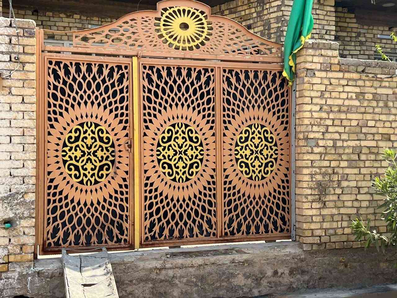 باب توزكام الطول مترين ونص مع التاج والعرض ٣ أمتار و ربع والسعر ٤٠٠ ألف وبيه مجال العنوان ميسان حي الأساتذه رقم الهاتف *********** عمارة, ميسان
