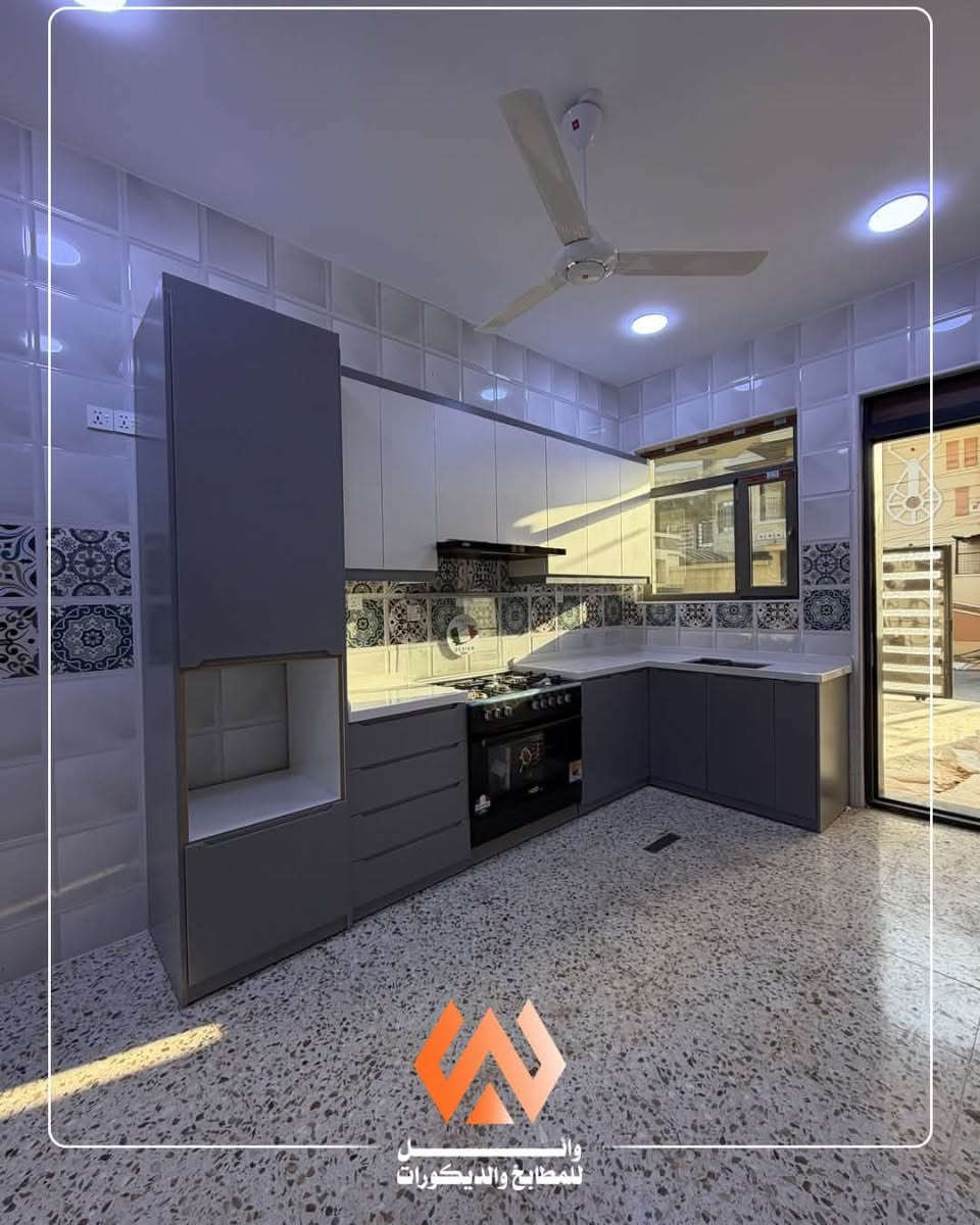 تصميم عملي… وأناقة تدوم ✨
مطبخ بتصميم L يجمع بين البساطة والعملية، بألوان الأبيض والرمادي وتوزيع مدروس للخزائن والمساحات.

🔹 خزائن علوية بتصميم عصري وأبواب انسيابية.
🔹 خزائن سفلية باللون الرمادي مع أدراج عملية.
🔹 سطح عمل أبيض يمنح المطبخ مظهراً نظيفاً ومشرقاً.
🔹 تخصيص مساحة متكاملة للفرن والشفاط والأجهزة.
🔹 استغلال عملي للزوايا والمساحات بما يحقق أكبر قدر من التخزين.

تصميم وتنفيذ يُفصّل على احتياجك ومساحة منزلك.
📞 للتصميم والتنفيذ والاستفسار:
***********
***********

📍 الأنبار – الفلوجة، حي الجمهورية، قرب معمل إسفنج الفلوجة

#وائل_للمطابخ_والديكورات #تصميم #تصميم_مطابخ_حديثه #مطابخ
