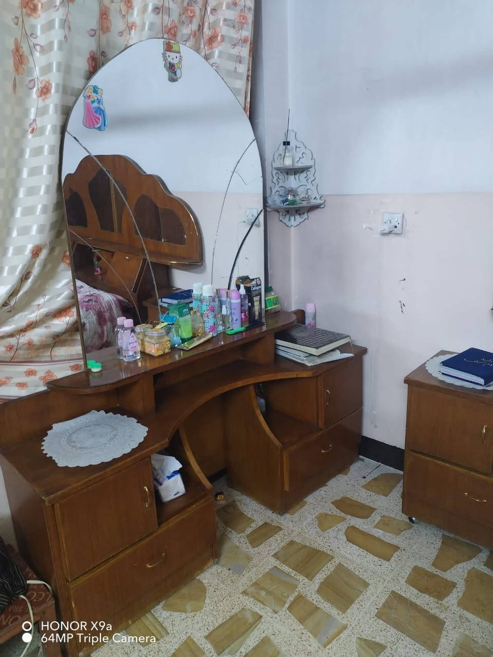 غرفه 5 أبواب كامله شغل ثقيل سعرها 550 وبيها مجال بسيط مكان منطقه كراج الشمال للتواصل ***********
