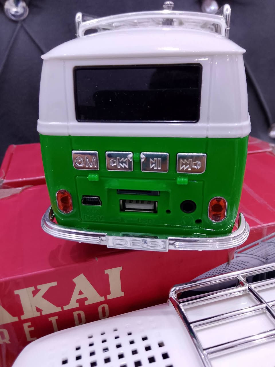تحفه سیاره فولكس واكن قدیمه سبیكر بلوتوث تحتوي على منافذ ومشغلات  USB وراديو FM و رام sd ماركة AKAI صنع یاباني سعر القطعه 30 الف
