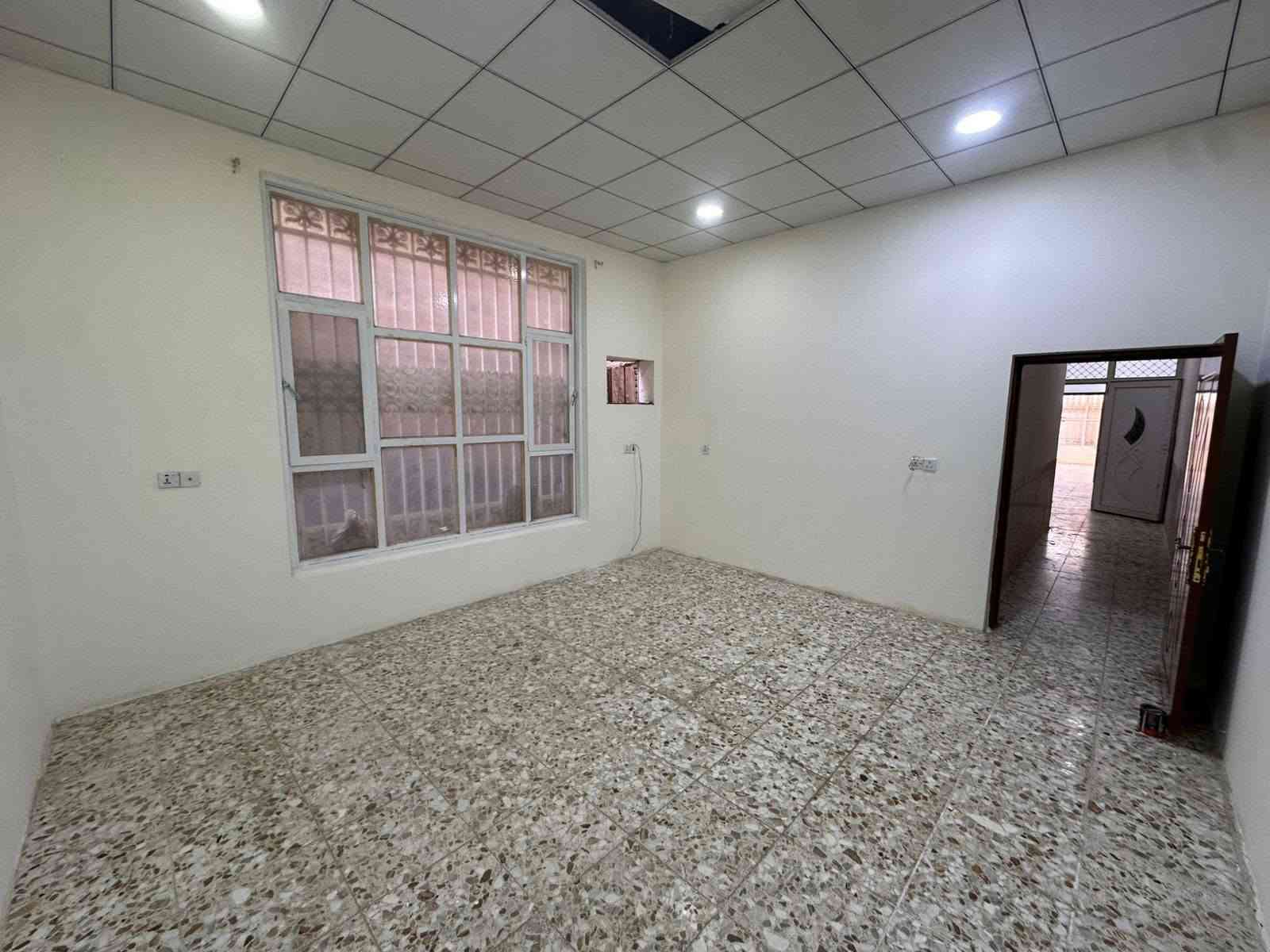البيت للبيع حي الفرات مساحه ١٣٨ متر الواجه ٦ كونكريت يحتوي ٢ غرف وصاله وستقبال ومطبخ وصحيات ٢ الاستفسار ***********
