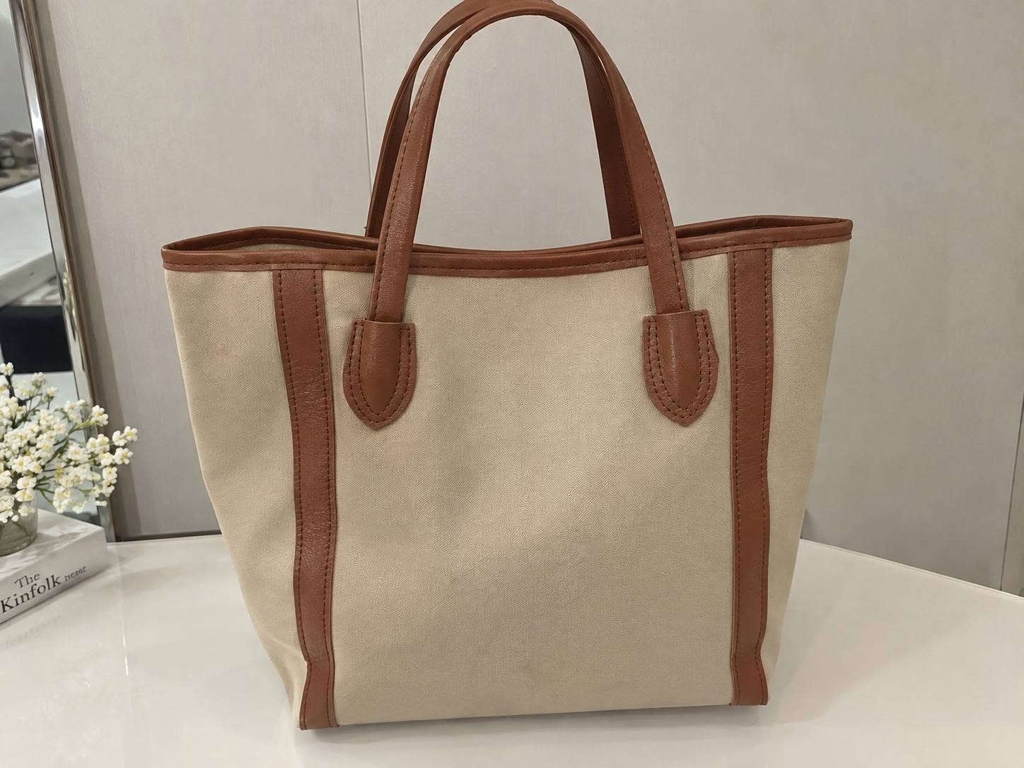 متوفرة حقائب بسعر جداً  مناسب. 🔥🔥
للحجز: انستا:by_noora_bags 
تلكرام: by_noora_bags
واتساب :***********
 #متجر_عراقي #تسوق_اونلاين #بغداد #حقيبة #تنسيقات #جامعة

نص مكتوب في الصور:
- إطلالة جامعية ♡ إطلالة أنيقة للعمل ♡ إطلالة يومية مريحة ♡ إطلالة ناعمة ♡ إطلالة كلاسيك ♡ بسيطة .. أنيقة .. تناسب كل إطلالاتك ♡
- مناسب للجامعة
- بلوزة بيضاء
- بليزر بيج
- جينز واسع
- سنيكرز أبيض
- لليوم الدراسي
- كنزة سوداء
- بنطلون واسع بيج
- أنيق وعملي
- قميص أبيض
- كارديجان رمادي
- بنطلون أسود
- لوفر أسود
- شتوي دافئ ومريح
- كنزة أوف وايت
- معطف طويل
- ستايل بناتي بسيط ناعم وأنيق
- قميص مخطط
- تنورة ميدي
- باليرينا
- ستايل شبابي مريح وعصري
- تيشيرت أبيض
- جاكيت هودي
- بنطلون رياضي
- إطلالة كاجوال للجامعة أو المشاوير ♡ إطلالة يومية للجامعة ♡ تفاصيل بسيطة تصنع إطلالة كاملة ♡ إطلالة مريحة وأنيقة ♡ استايل ناعم وانثوي ♡ إطلالة مريحة للجامعة ♡
