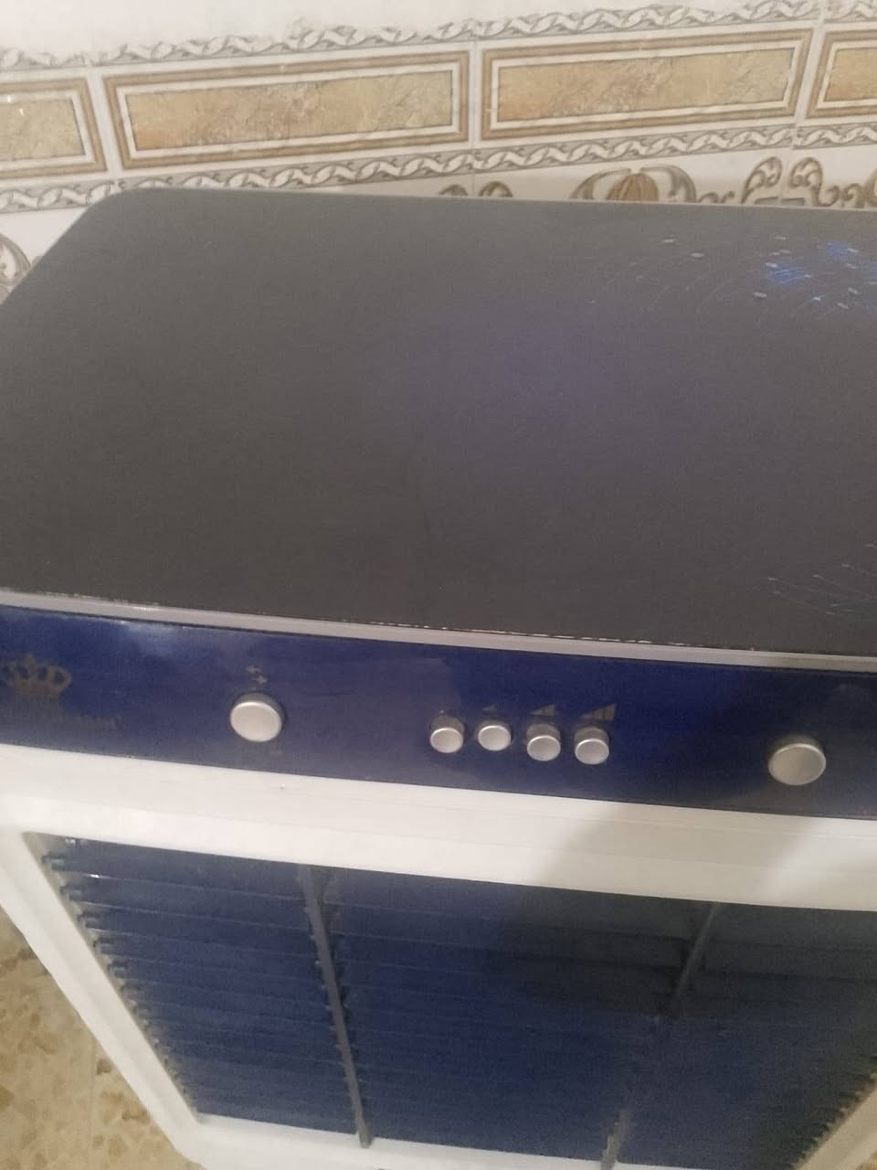 كونفيره جديده للبيع 
السعر 150 وبيه مجال العنوان الاصلاح مقابل بوب الشام ***********
