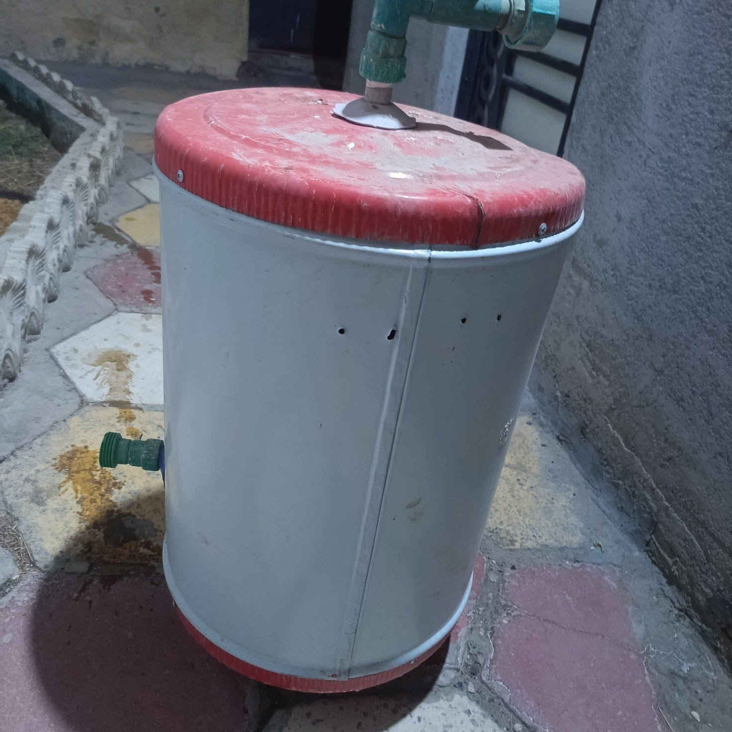 السلام عليكم كيزر شغال للبيع و الاوفن يشتغل بس الشمعات الجوة 
***********
