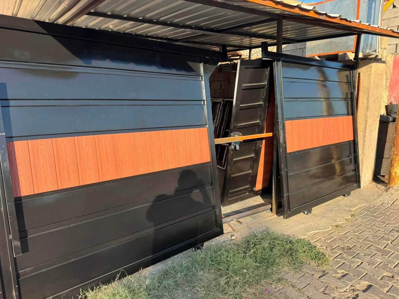 ***********
العنوان تكريت حولي الزهور مجاور المدارس

ابواب ابيض pvc السعر ٧٥ الف 
ابواب وشبابيك بلاستك 
متوفر ابواب وشبابيك حديد جميع القياسات
ابواب رئيسيه ٣ متر
