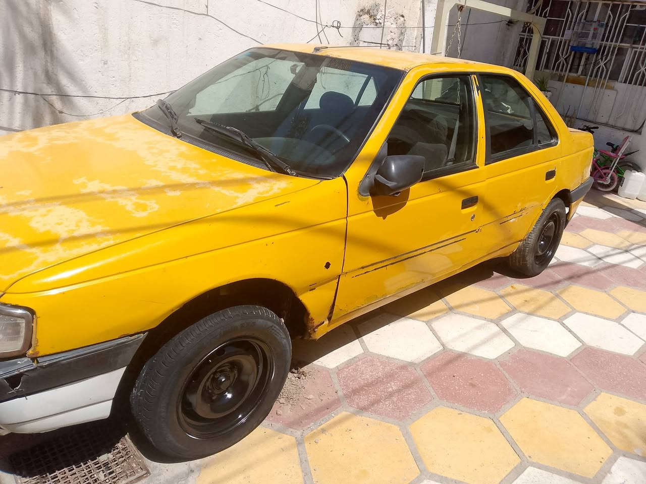 السلام عليكم
بيجو روئ موديل 9
مصفره هيئه وغرامات رقم انكليزي كربلاء 
حداديه جديده كهربائيات شغاله 
تخم تاير جديد 
محرك ونجي ناعم أوتو 
السياره شغاله وخير من الله 
السعر ب20 وبيها مجال قليل 
الرقم ***********
العنوان بابل شارع 80 مقابل العاب أرض بابل
