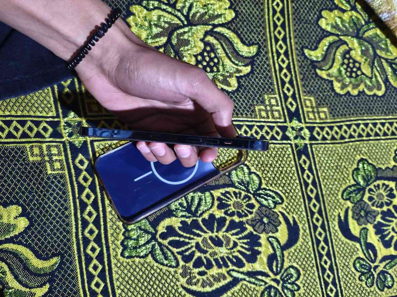 سلام عليكم ايفون ١٢ برو ماكس نقال نضيف كلش مبدل بس شاشه اصليه فقط نقاله كله شغال السعر ٤٠٠ بي مجال قليل المكان بصره دور الضباط شراي يراسلني وأتساب  على هاذ رقم ***********
