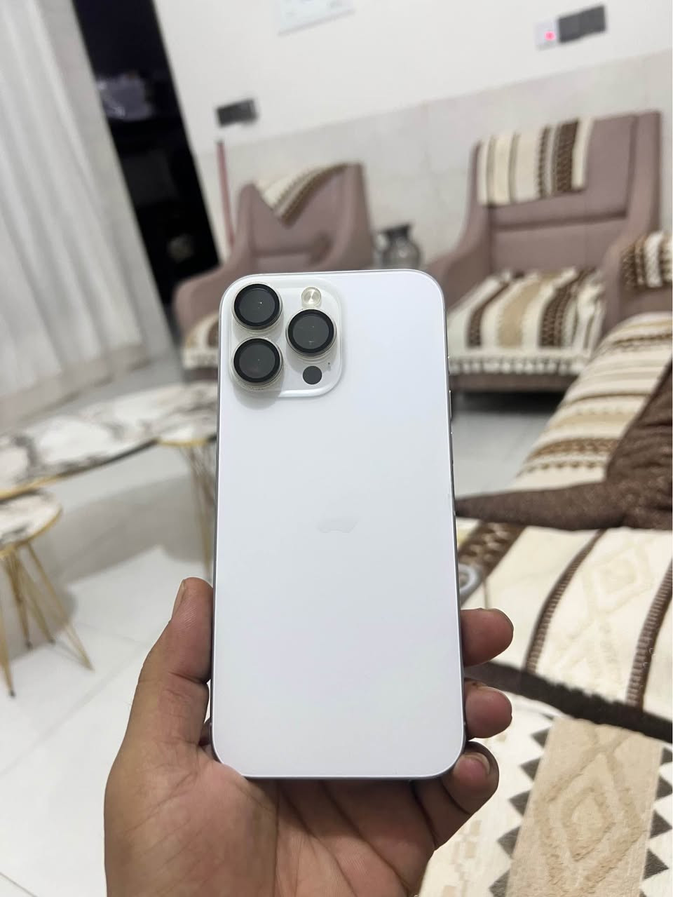 ايفون 16 برو ماكس ابيض نظيف حيل مابي اي شي ولا مبدل بيه شي الشحن ‎%‎94 ذاكرة 256 GB
للاستفسار : *********** الرمادي, الأنبار

نص مكتوب في الصور:
- النمط الداكن
- مشغل
- الإضاءة الدافئة
- متوقف
- انسجام اللون
- 23:24 61 حالة البطارية > حالة البطارية عادية تعمل بطارية iPhone هذه على النحو المتوقع. حول البطارية والضمان... الحد الأقصى للقدرة 94% هذا قياس لقدرة البطارية مقارنة بقدرتها عندما كانت جديدة. قد تتسبب القدرة المنخفضة بتقليل ساعات الاستخدام بين عملية الشحن والأخرى. عدد الدورات 322 هذا هو عدد مرات استهلاك iPhone لققدرة البطارية. معرفة المزيد... تاريخ التصنيع نيسان 2025 أول استخدام تموز 2025