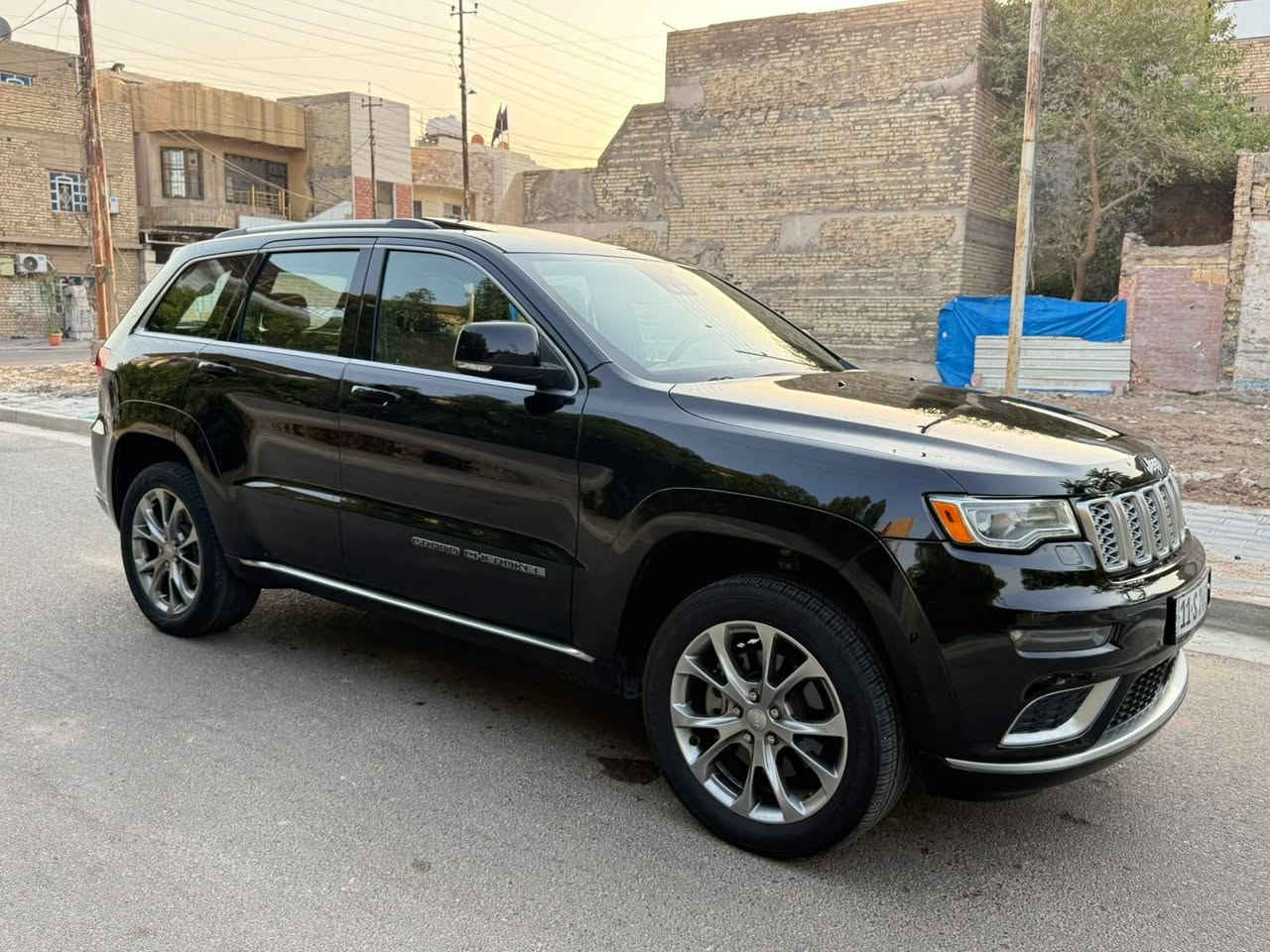 السلام عليكم
جيب گراند شيروكي سومت موديل 2021 وارد امريكي اعلى فئة مواصفات بالجيب بدون ايرباگ
حادثها بسيط جداً بدون شواصي او لغود موضح بالصور بيها صبغ بنيد وقبغ جنطه ودعاميات
كامله مابيها اي نقص

ماشيه 47 الف
 موديل 2021 رقم بغداد محرك 6 سلندر 3600 

المواصفات
- رادار امامي وجانبي خلفي
- حساسات اماميه وخلفيه
- بانوراما
- نظام اصطفاف ذاتي Auto Park
- جكات Air Suspension System
- داخل جلد قرميدي دشبول قرميدي
- كاميرا خلفيه
- ماوس فور ويل 
- كراسي تبريد وتدفئة و كهرباء
- خزن كشنات
- جنطه كهرباء
- مراة وسطيه Auto dim

موقع السياره بغداد / كاظميه 
***********

السعر 27500$
