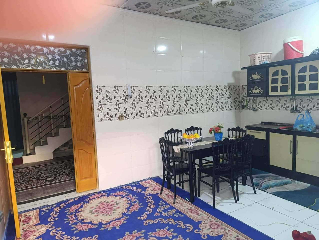 سلام عليكم دار 250 م شارع تبليط أساس صب بناء بلوك سقف عكاده يتكون من غرفتين صاله واستقبال ومطبخ صحيات داخليه وخارجية بيت جاهز سيراميك بورسلين حديقه بناء جديد السعر 60 وبي مجال عنوان سايدين مطار  قرب   شارع  علكم الشبلي تواصل ***********
