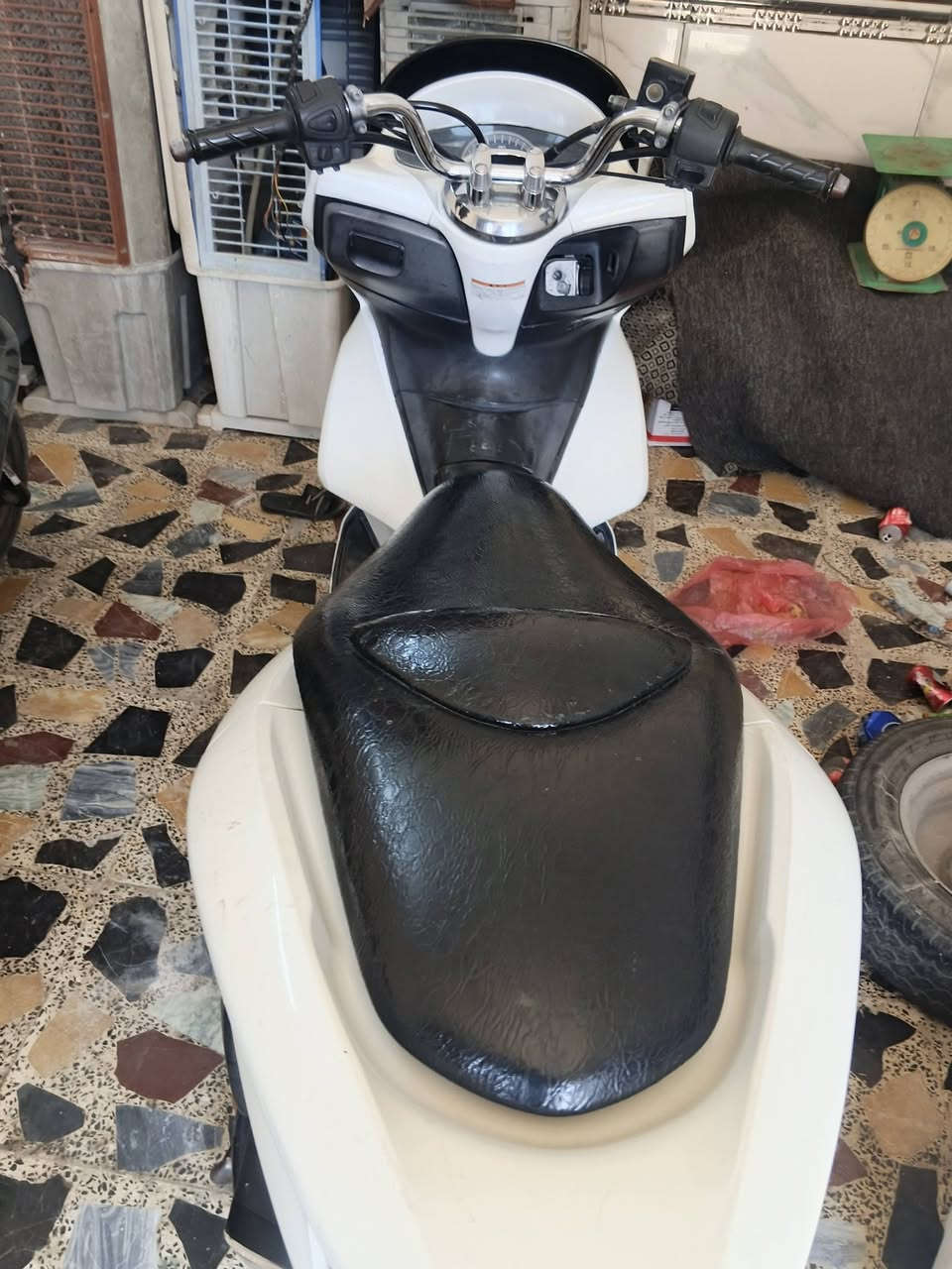 دراجة pcxجيل اول مديل 2016 مكينه 125 
دراجة 

ماكو شي بيها مو شغال كلها شغاله على اخر حبايه ماشيه 42الف حقيقي دراجة تتعب تكول جديده بغداد مدينة الصدر ***********  السعر 1400
