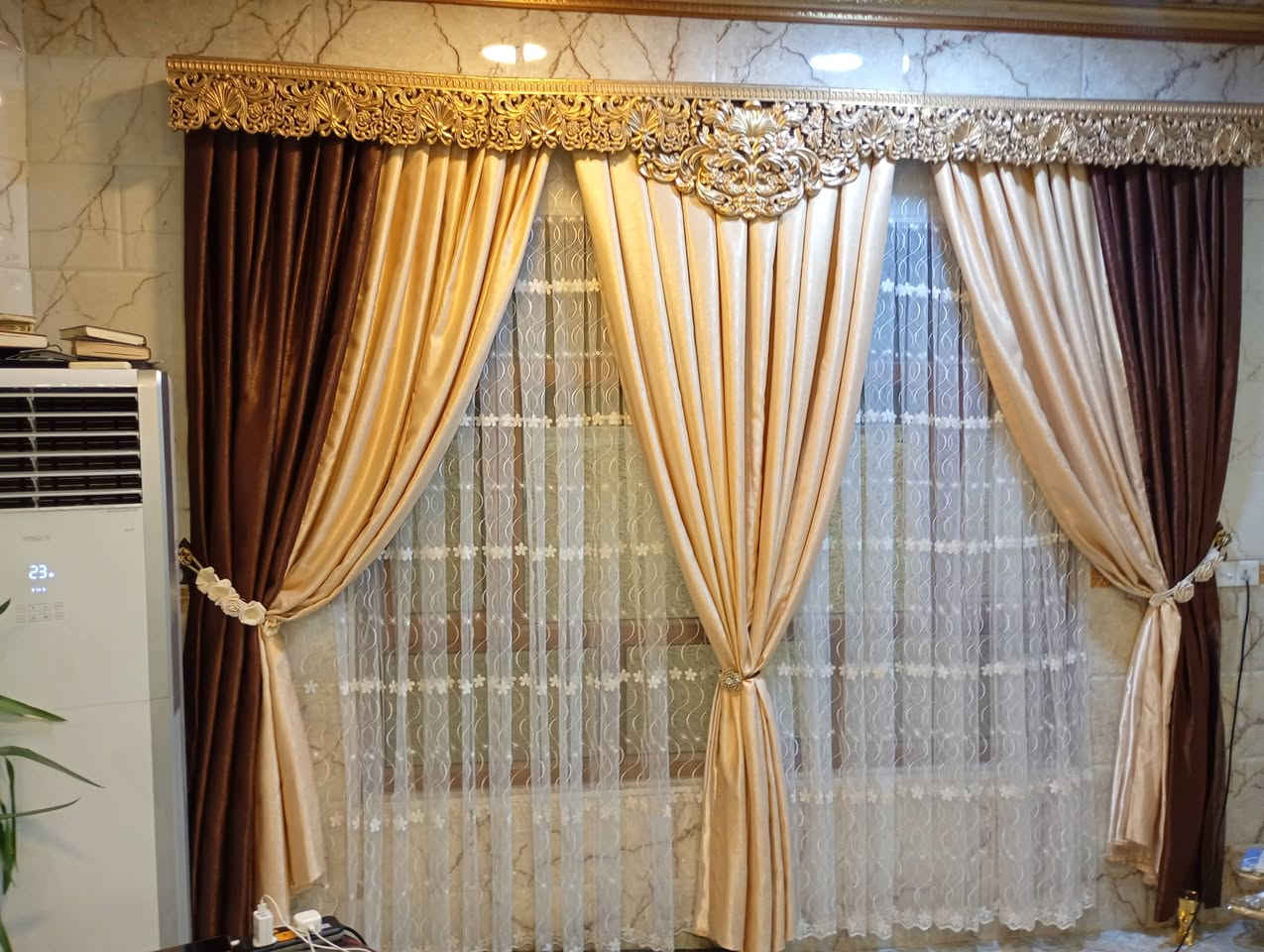السلام عليكم ستائر أكمله للبيع 
الأول قياس  مترين
ثاني قياس 3
سعر خاص
الاستفسار على واتساب ***********
