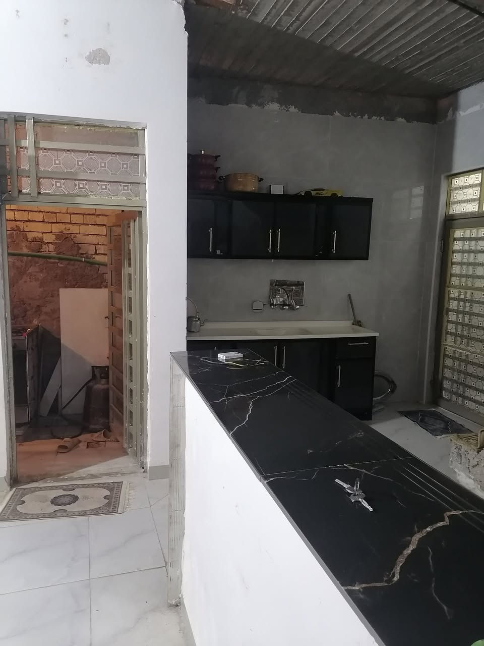 بيت للبيع المساحه 108متر
شارع المطار الجديد شارع أسواق فدك 
على شارع تجاري بناء ٢٠٢٦ درجة أولى وبي محل مؤجر وجاهز 
السعر اتصل وبيك خير ***********

